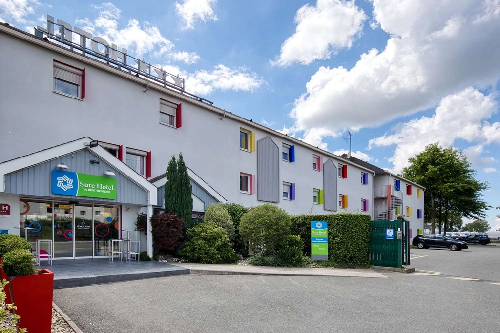Exterior - entrance parking