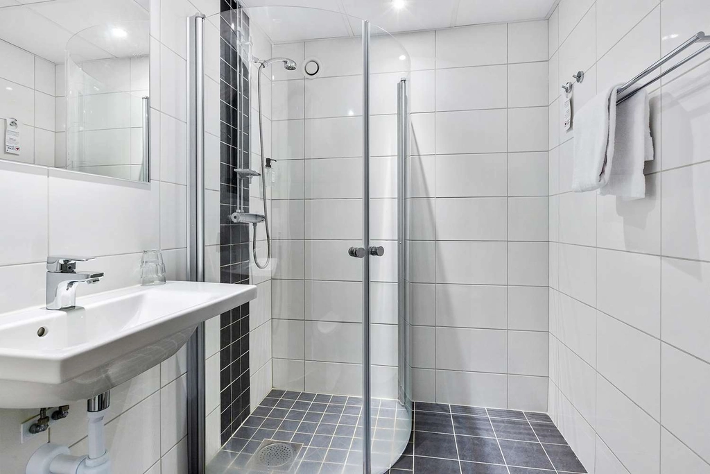 Business Bathroom BW Hotel Scheele