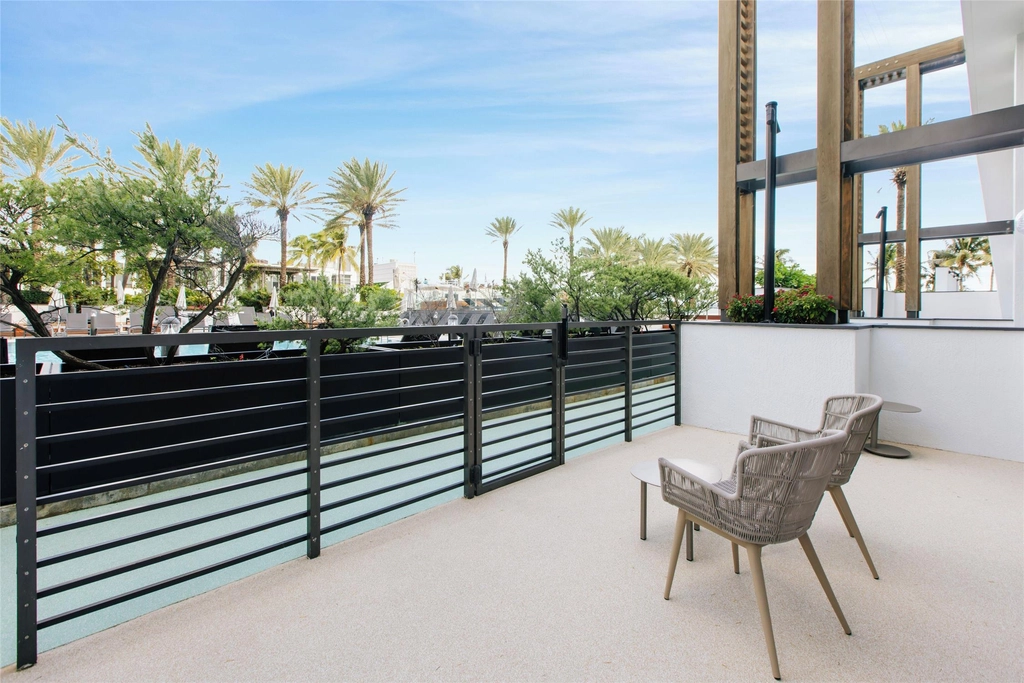 Bi-Level Loft King with Patio