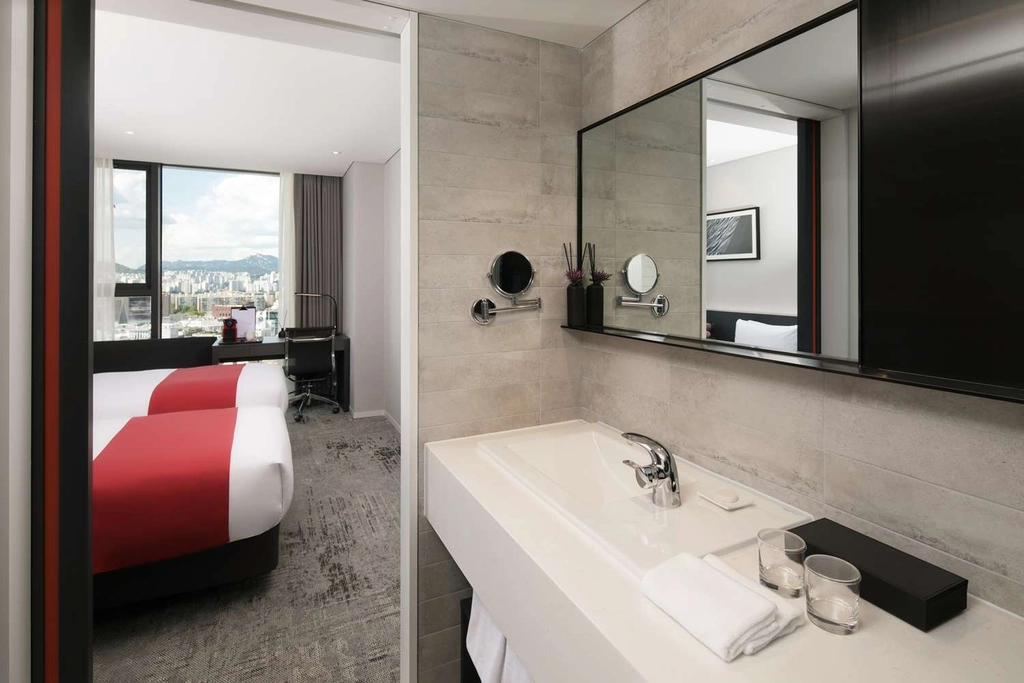 Bath in Standard Rm with 2 Beds