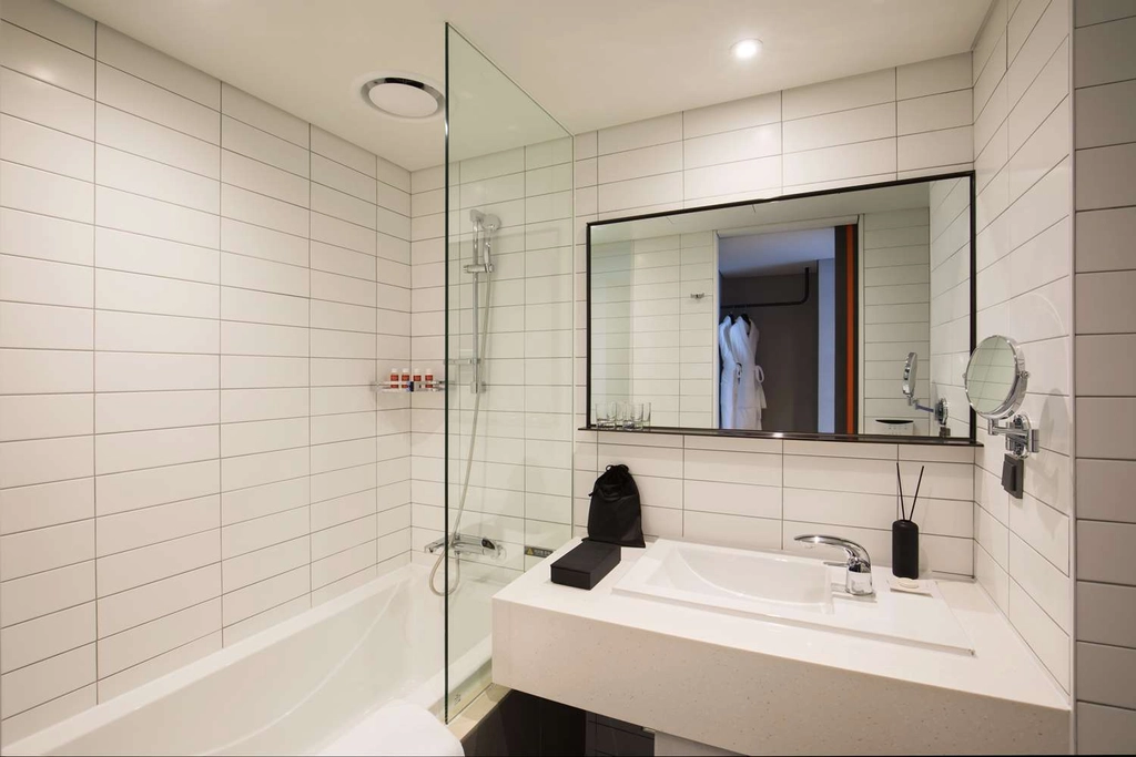 Bath in Standard Rm with 2 Beds