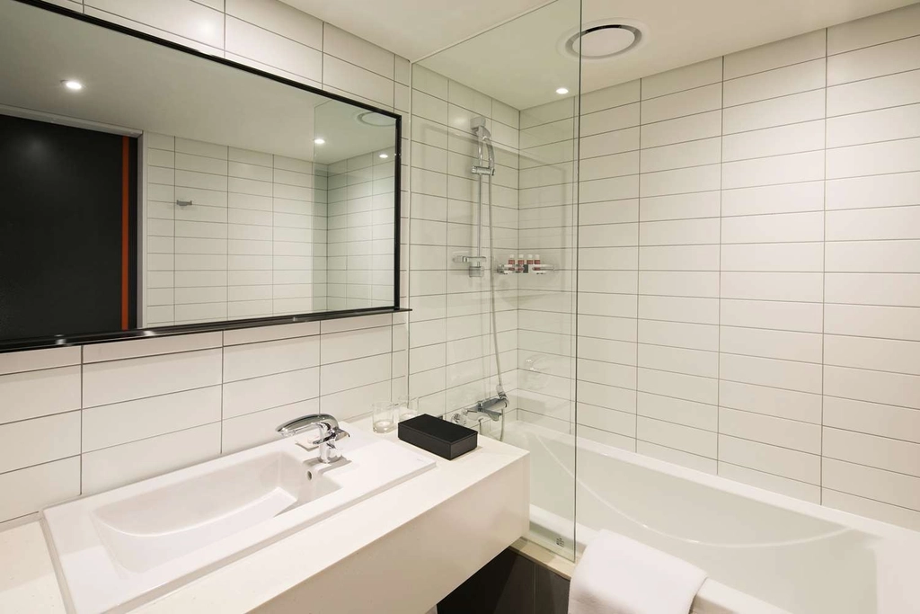 Bath in Hollywood Double Room