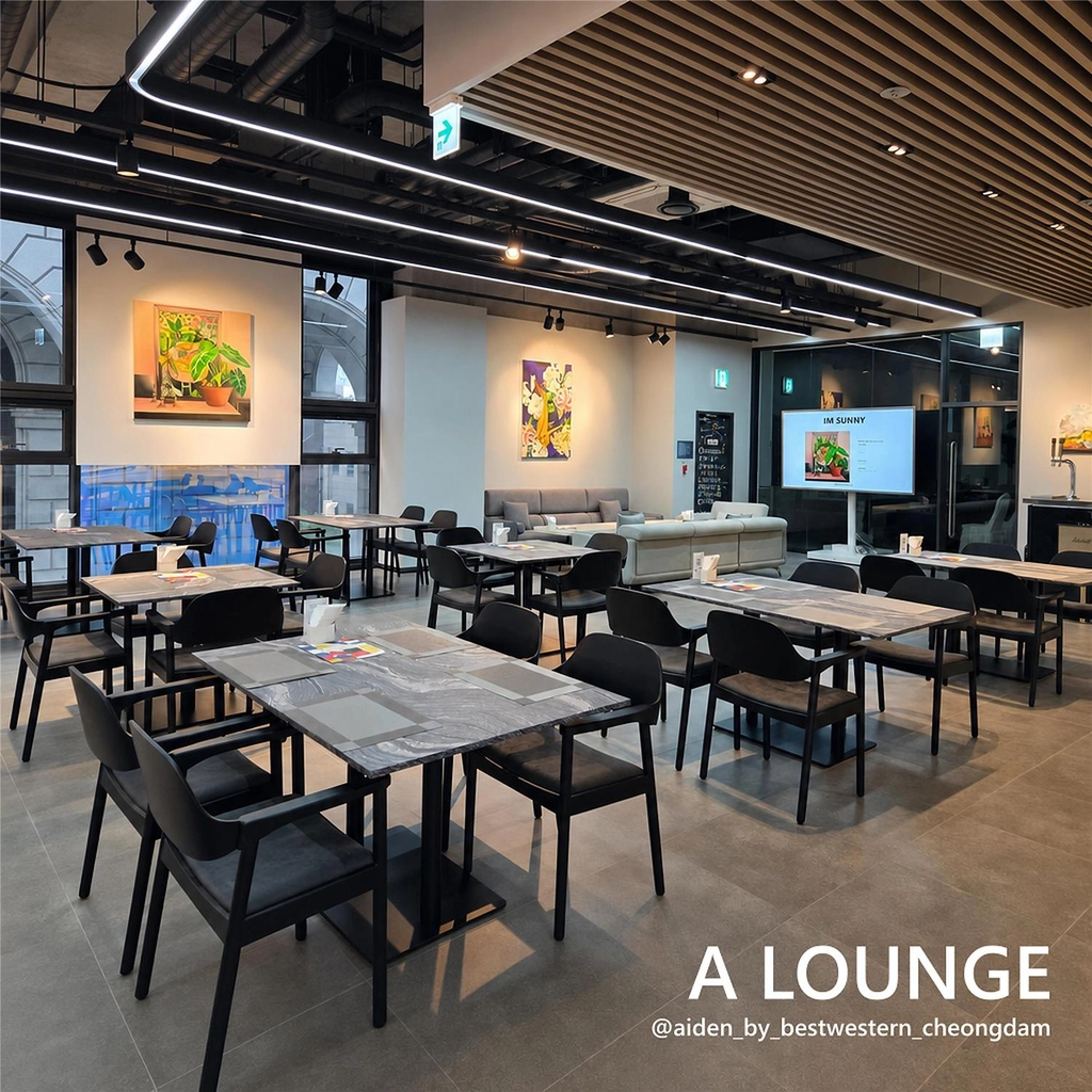 A Lounge – Casual Dining & Relaxation