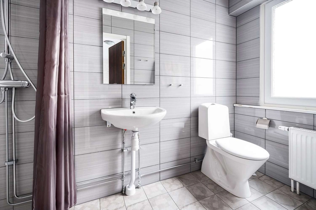 Queen twin standard bathroom Sure Hotel by BW lgen