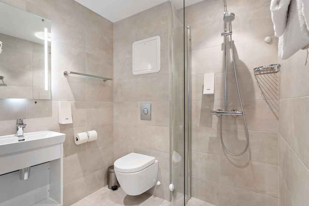 Standard double bathroom