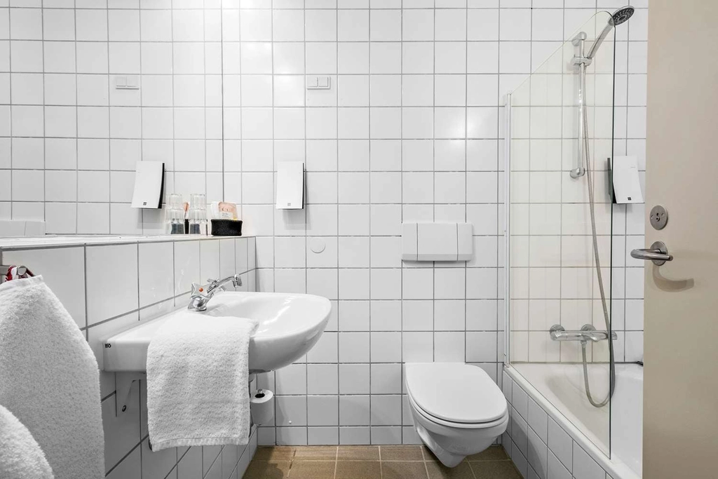 BW Hotel Business bath room