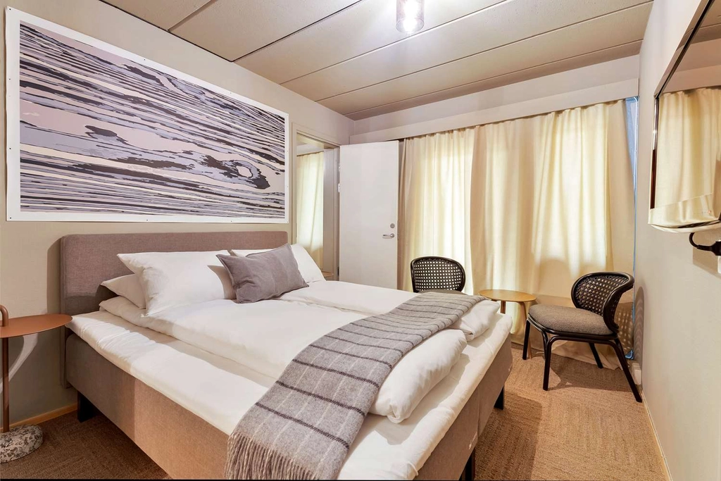 Guest room with one queen size bed