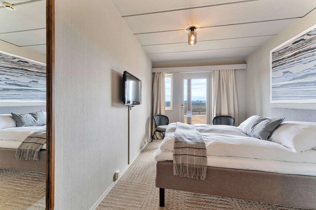 Guest room with two twin size beds
