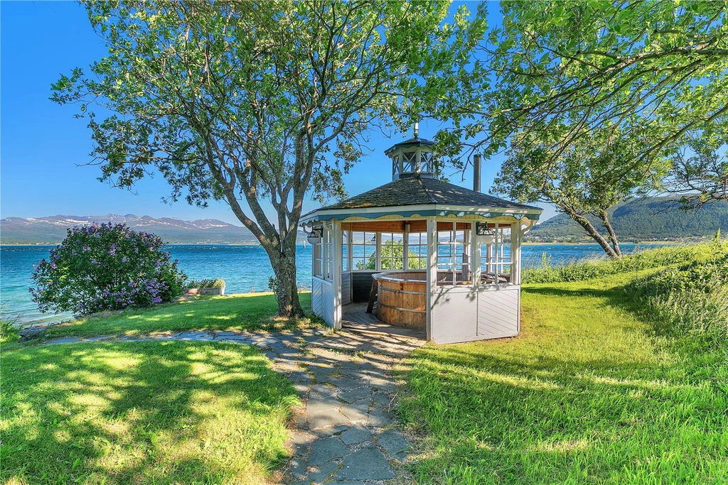 Outdoor summerhouse
