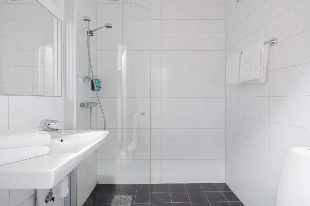 Twin standard bathroom BW Hotell Karlshamn