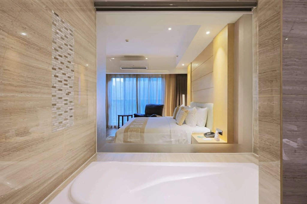 Presidential Room - Bathtub