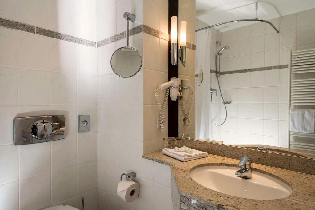 Guest room bath