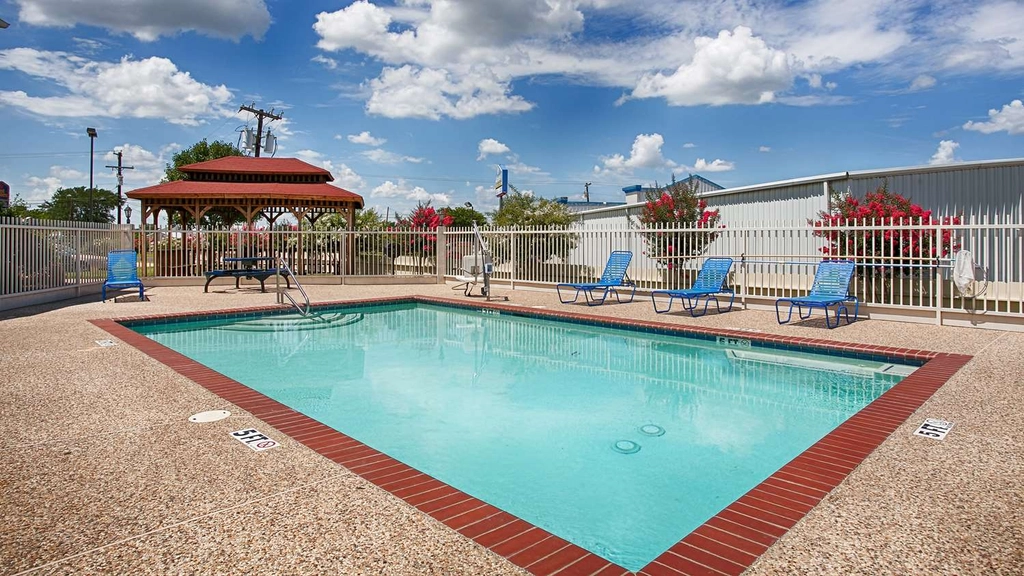 Seasonal Outdoor Swimming Pool