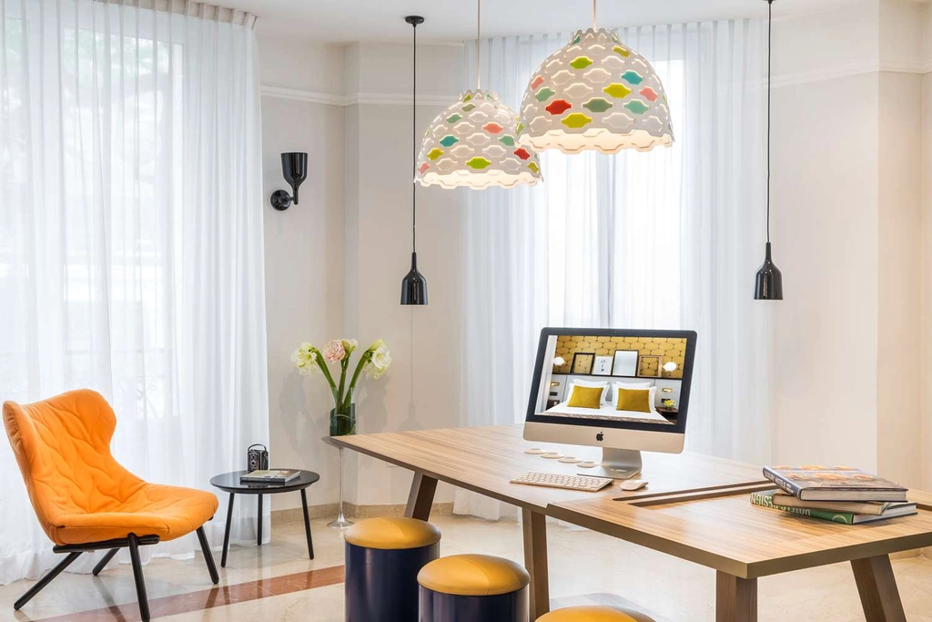 LOBBY BUSINESS CORNER