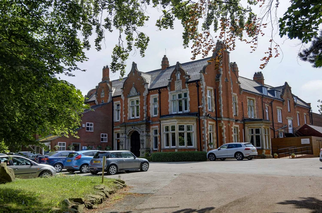 oaklands hall grounds and hotel