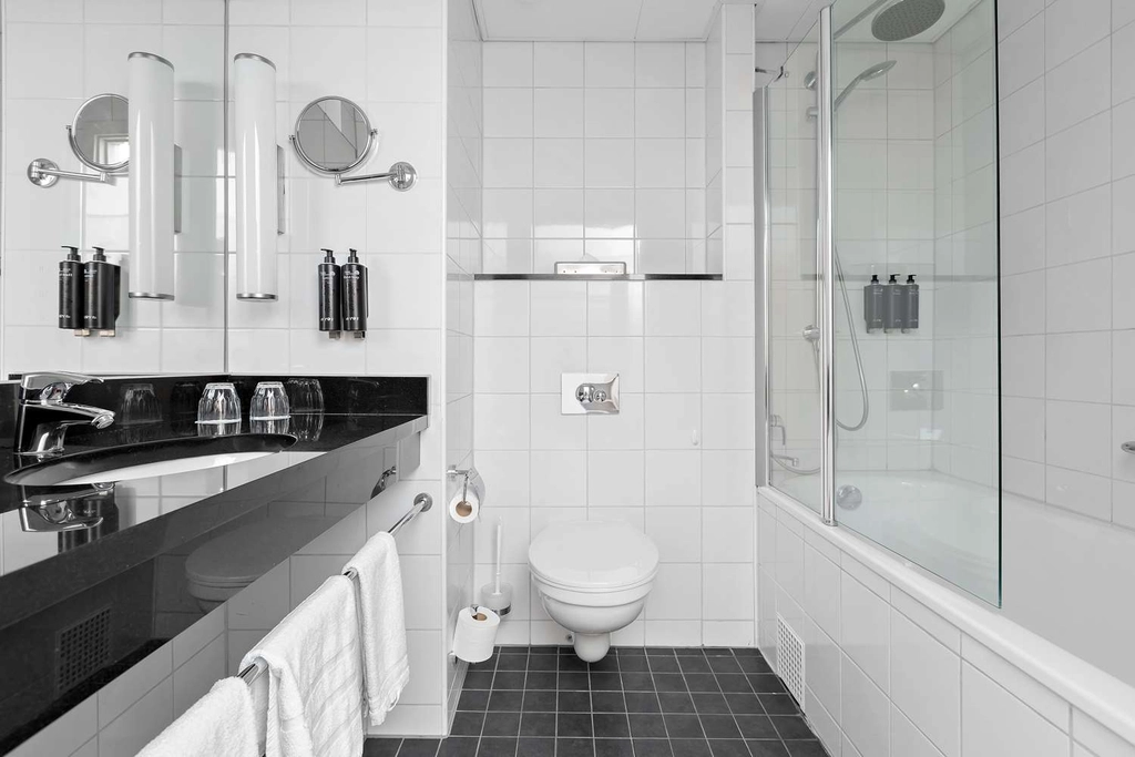 Bathroom Juniorsvit amp superior king BW Hammarby Sjostad