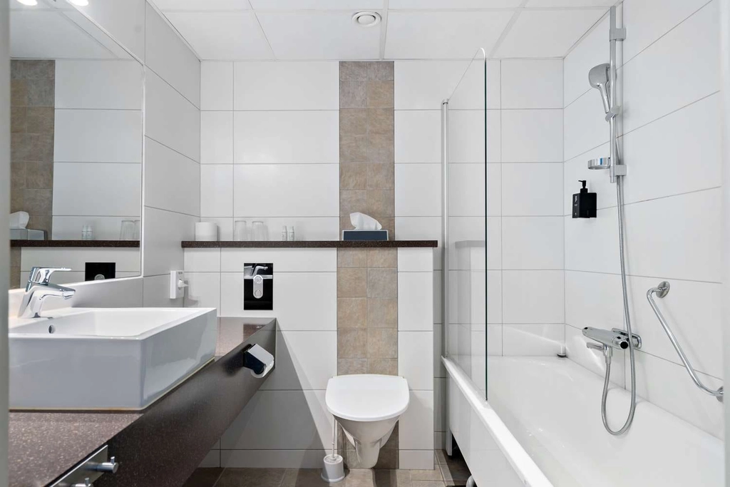 Best Western John Bauer Family Room bath