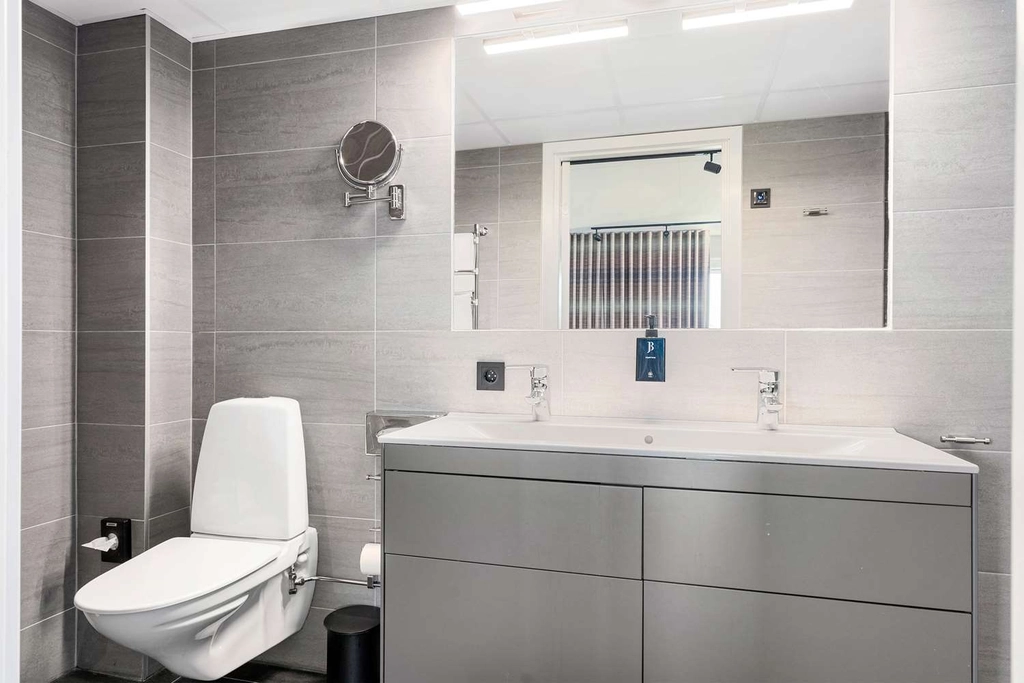 Best Western John Bauer Family Suite Bathroom