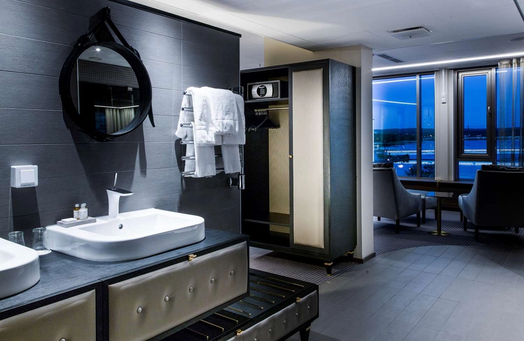 Suite with one king bed