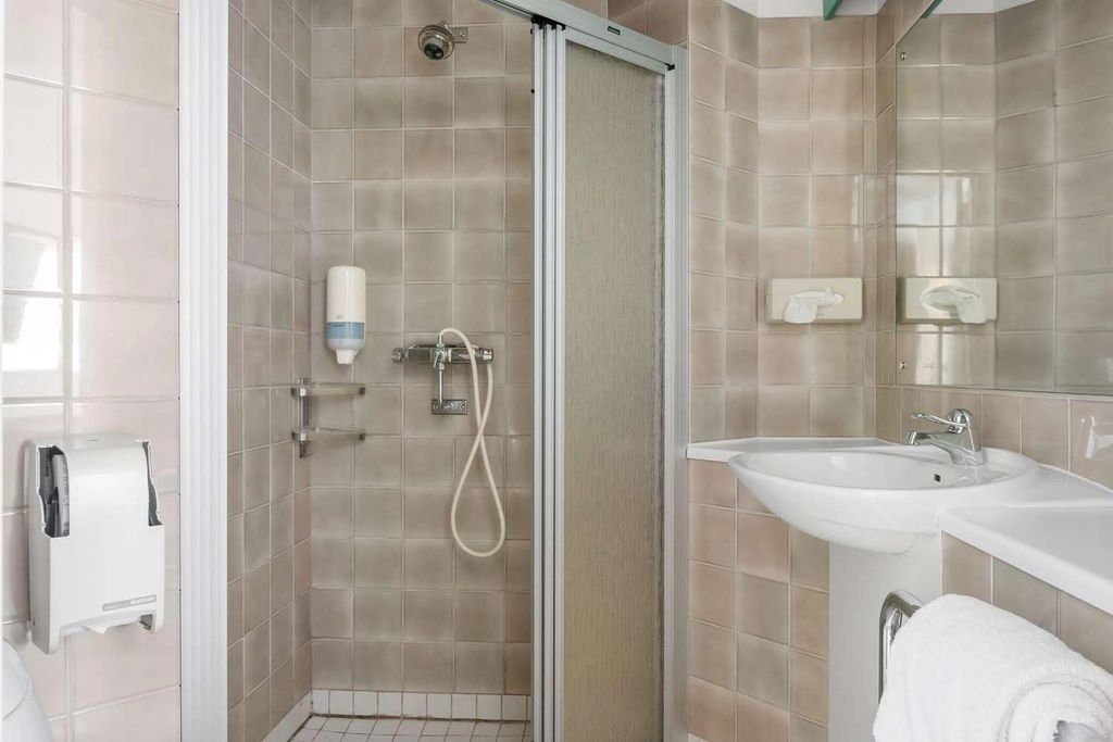 Single queen bathroom BW Malmia Hotel