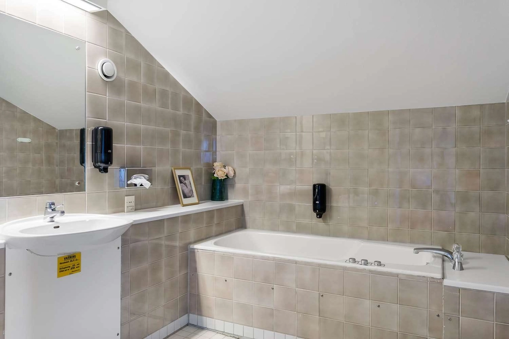 Suite bath BW Malmia Hotel