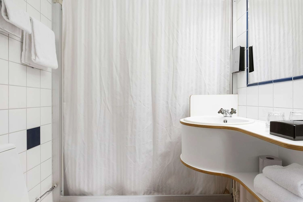 Superior Bathroom BW Nya Star Hotel