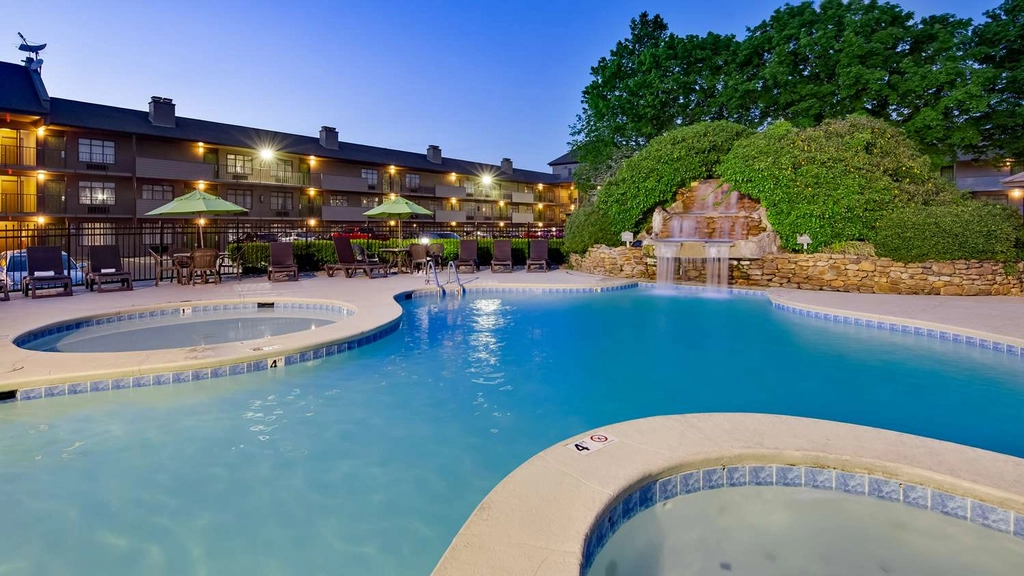 Outdoor Pool & Hot Tub