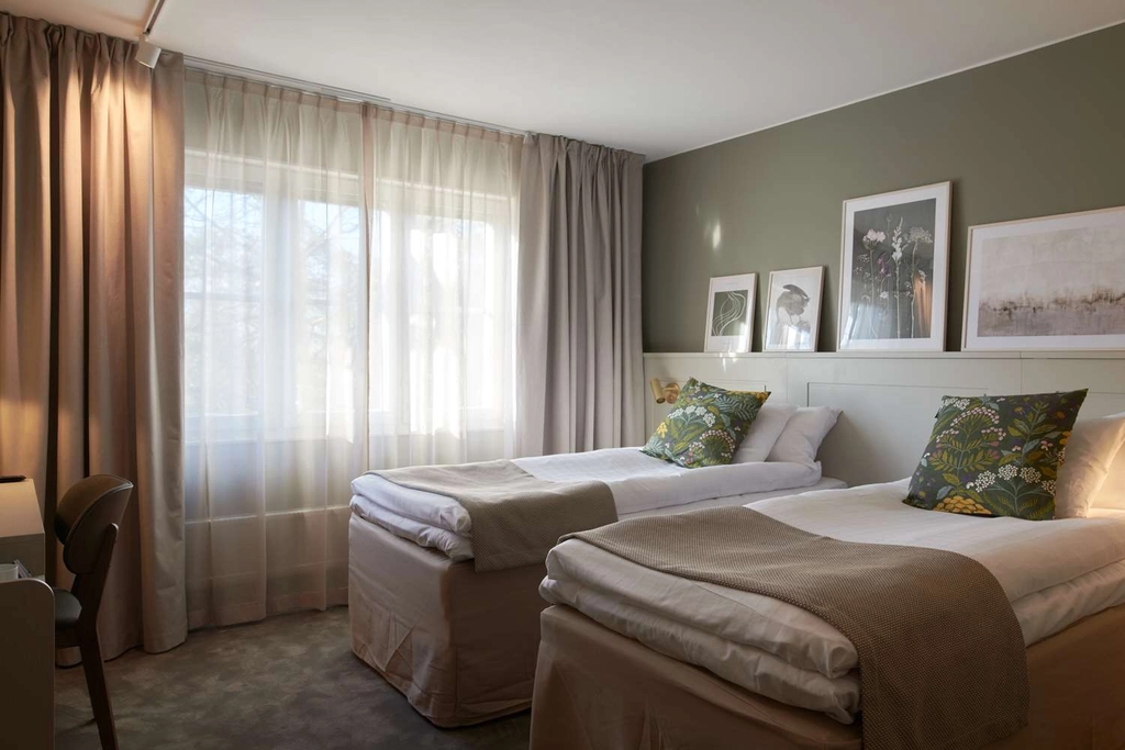 Twin bed room light window