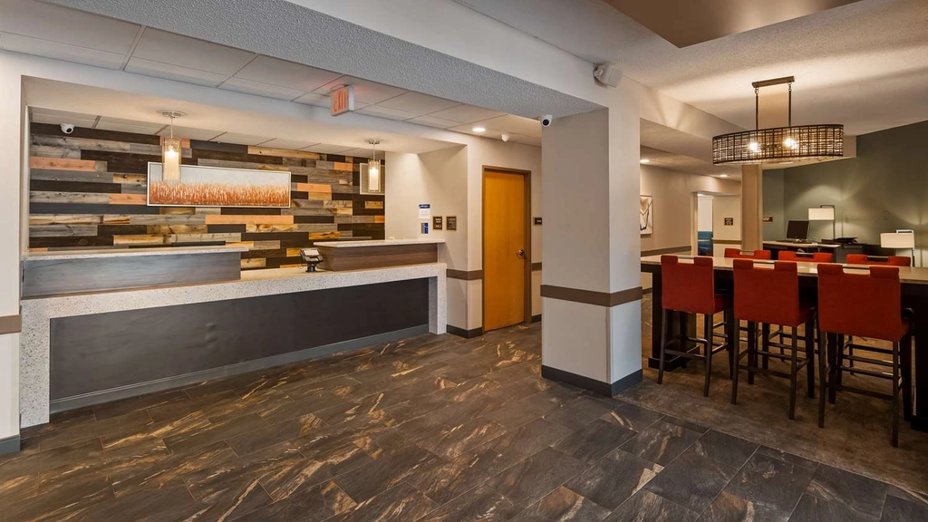 Lobby and Community Table with complimentary high speed wifi
