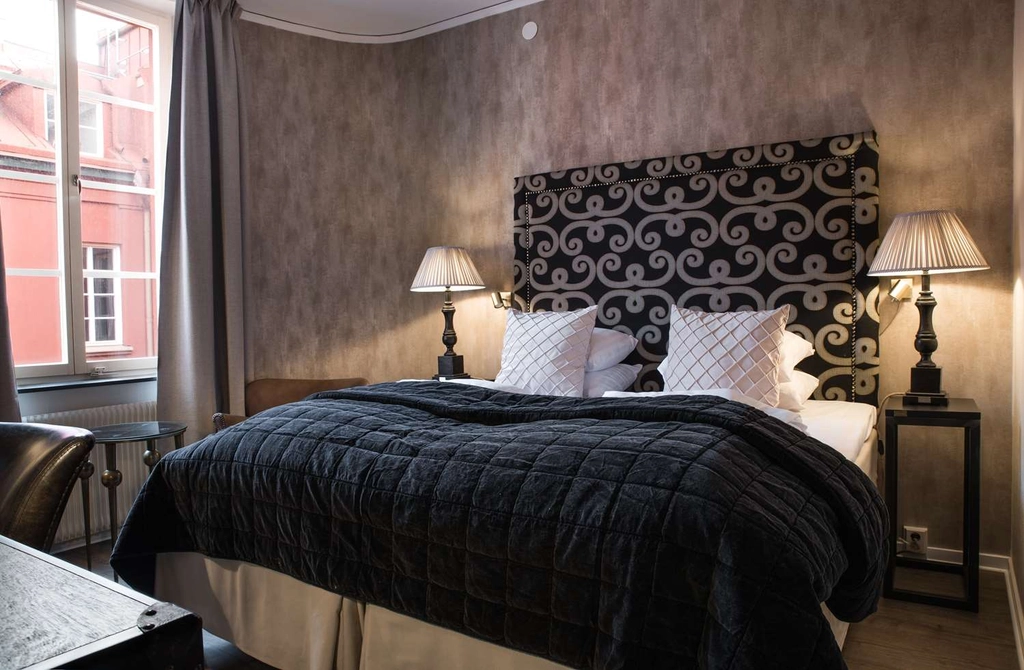 Guest Room with Two Twin Beds