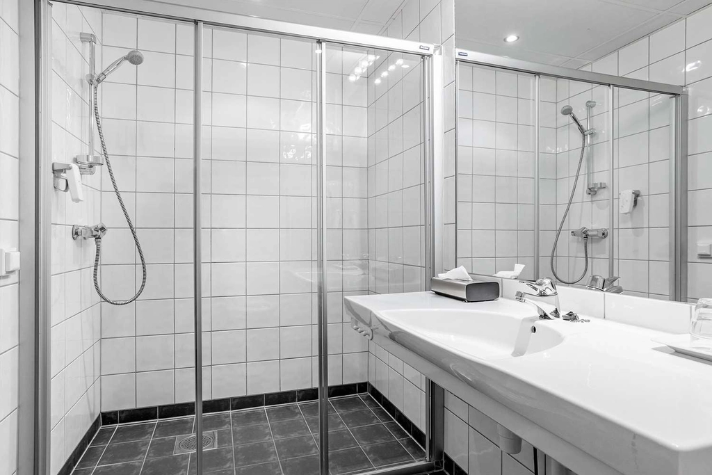 Best Western Leto Arena bathroom suite HC adjusted