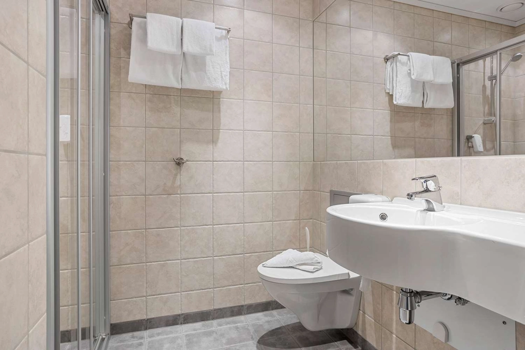 Best Western Leto Arena details bathroom