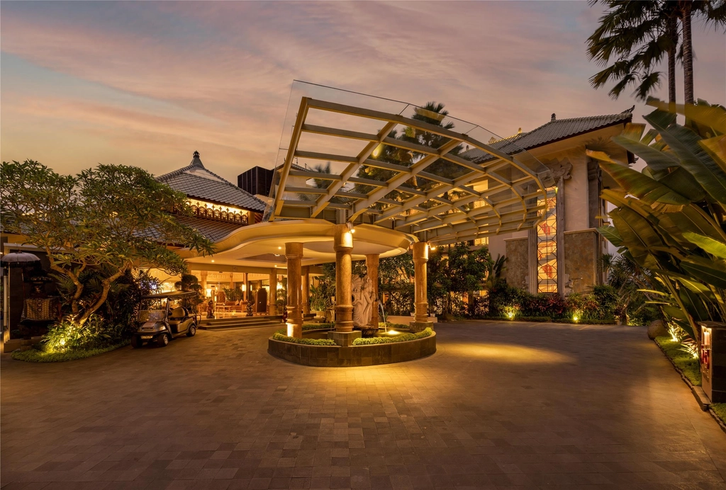 SereS Hotel Exterior Lobby