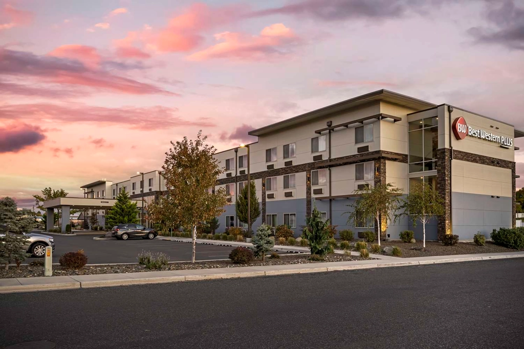 Twilight Picture of Hotel