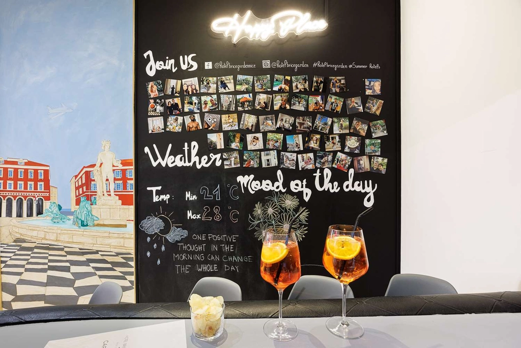social wall cocktail