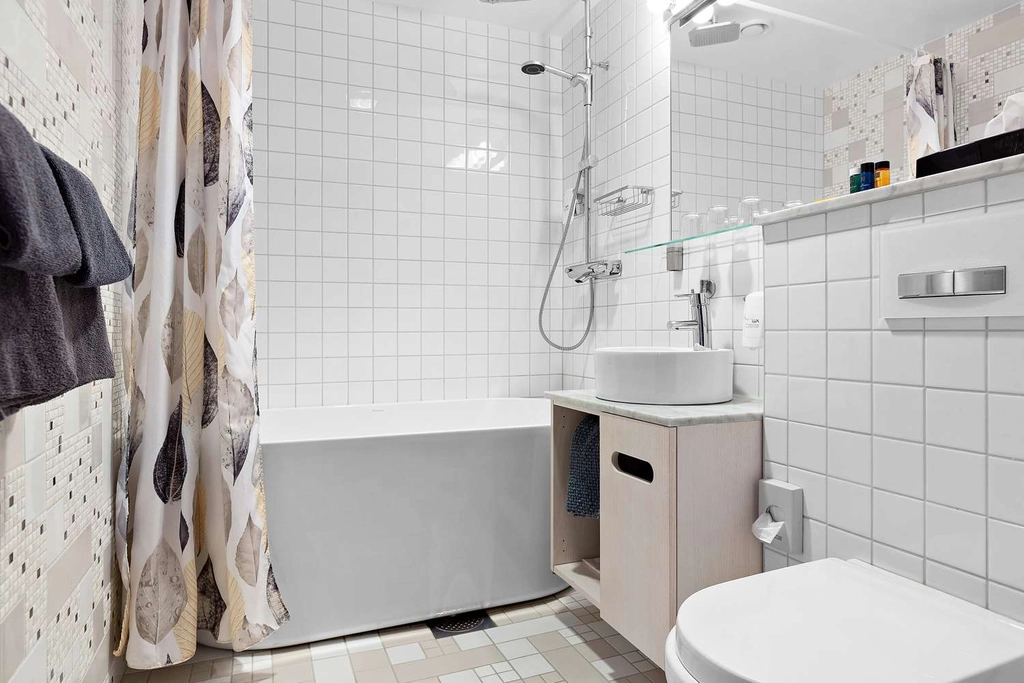 Suite Superior Bathroom BW The Public Hotel