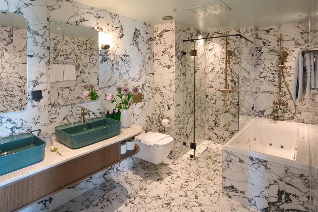 Penthouse Suite Bath Willow
