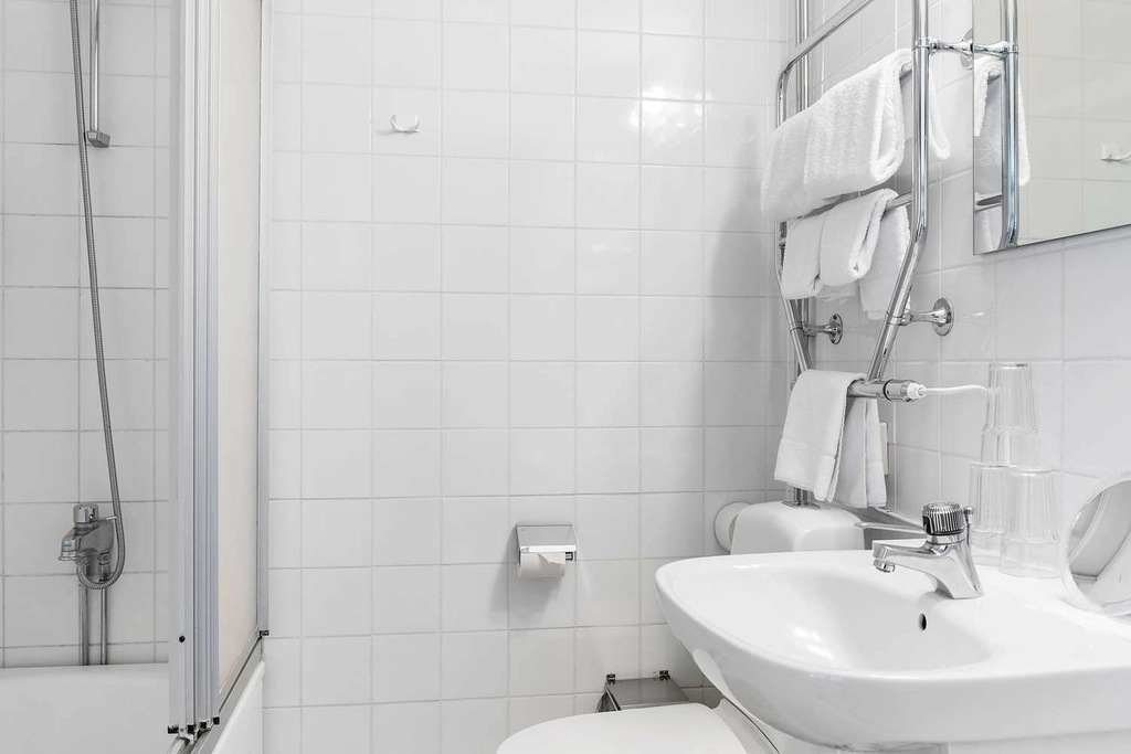 Superior family three single Bathroom Best Western Svea