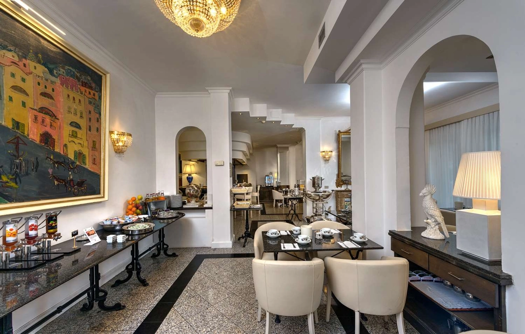BREAKFAST ROOM