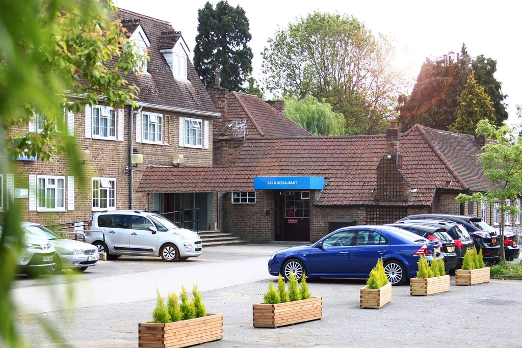 gatwick skylane hotel grounds and ho