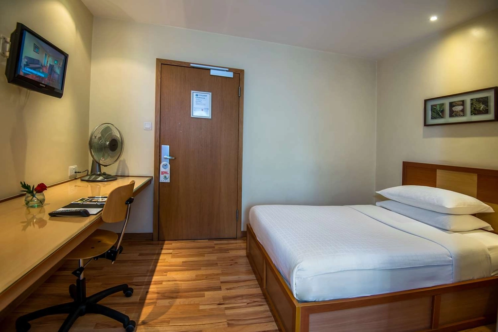 Standard Queen Room min