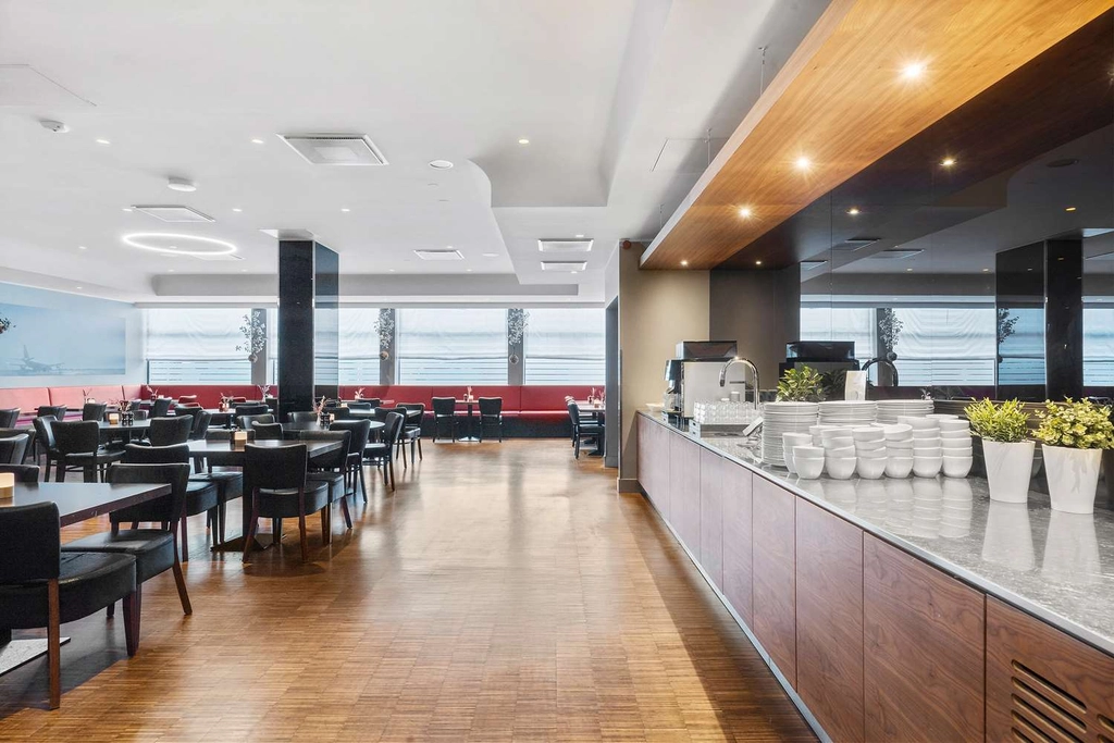 BW Airport Hotel Copenhagen Breakfast seating area