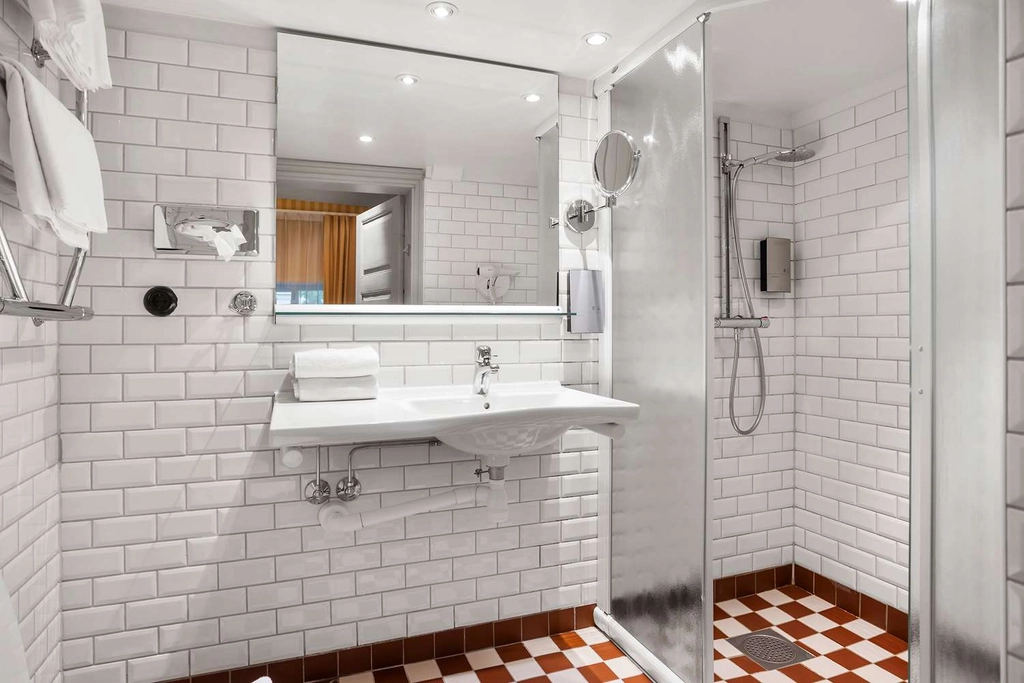 Bathroom double amp family BW Hotel Royal