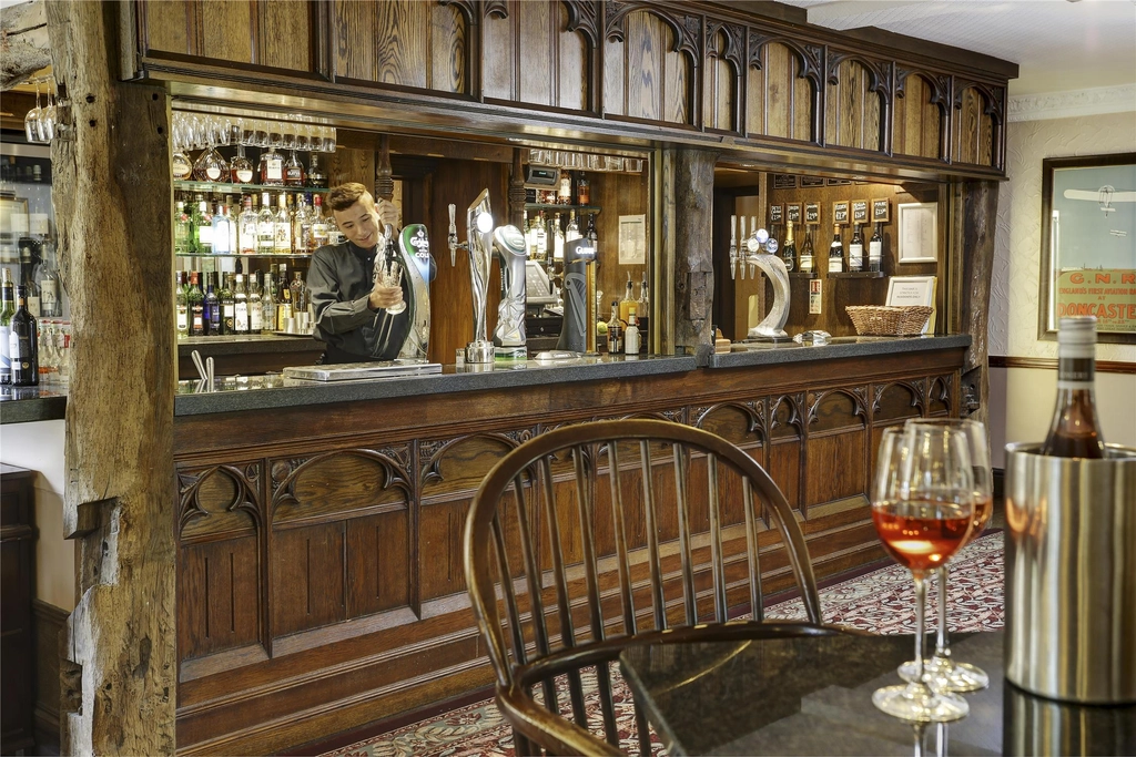 Captains Bar & Lounge