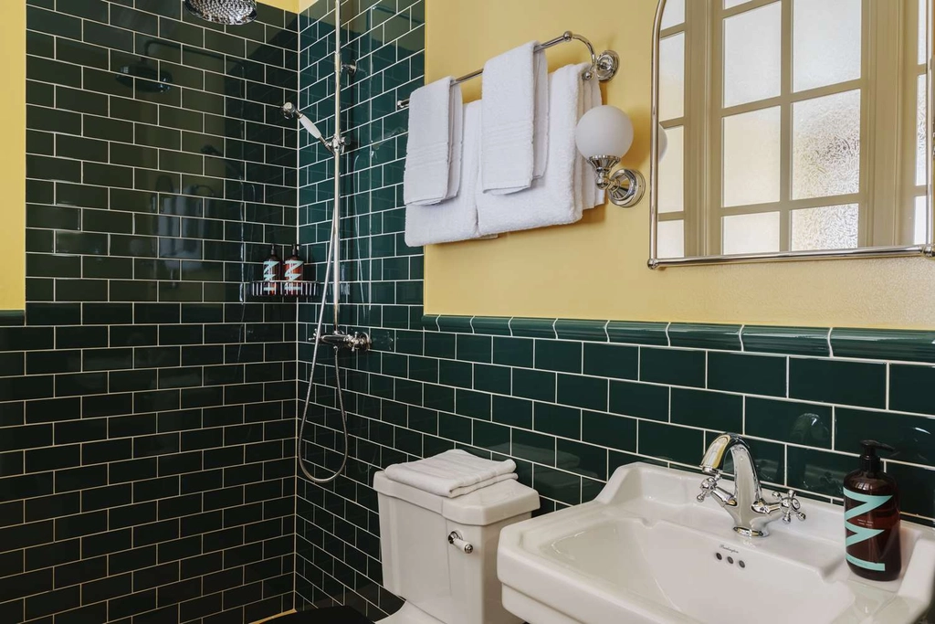 Hotel Ruth Bath room green