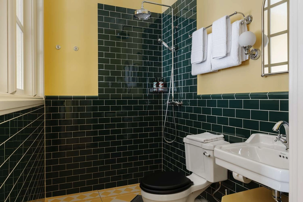 Hotel Ruth bathroom