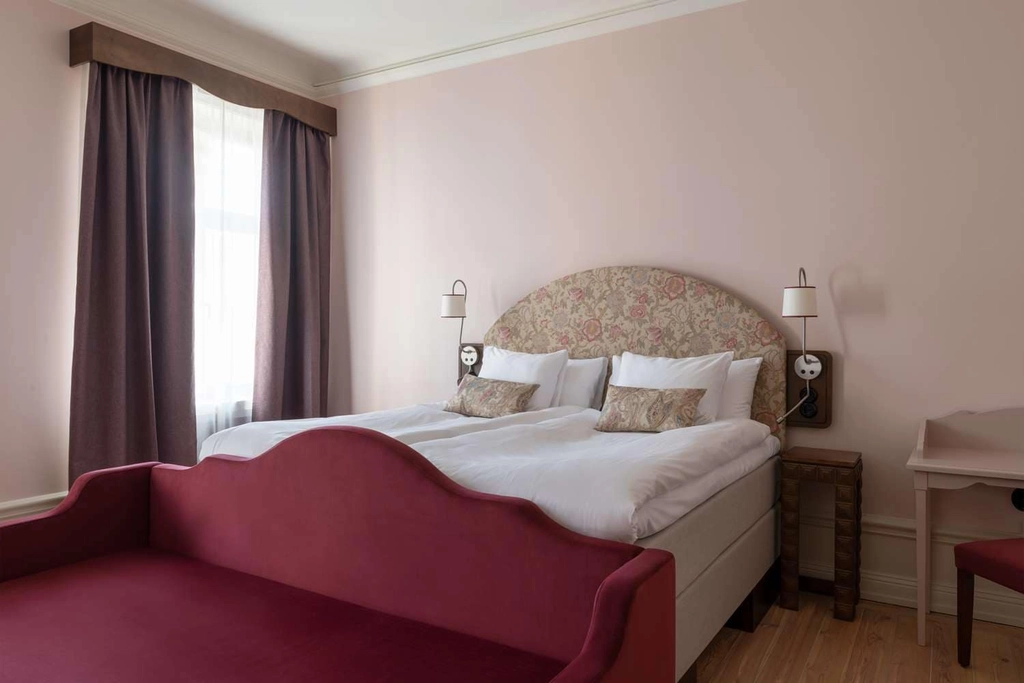 Hotel Ruth Deluxe King sofa bed
