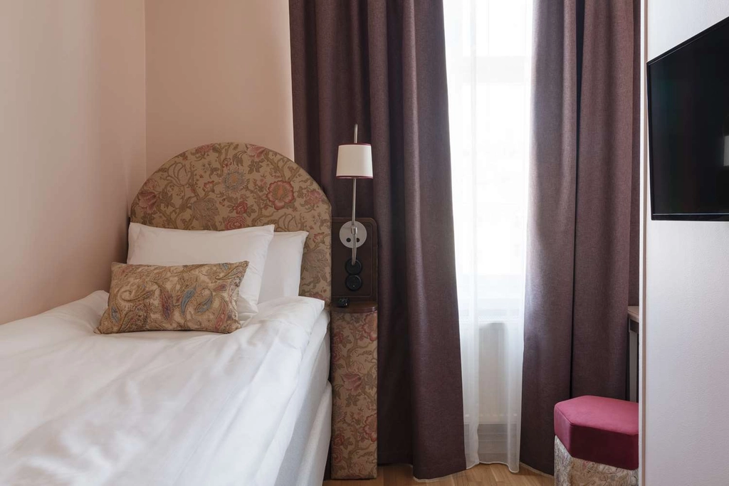 Hotel Ruth Single Room Pink