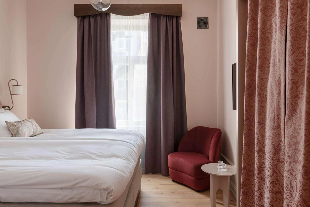 Hotel Ruth Standard King Pink