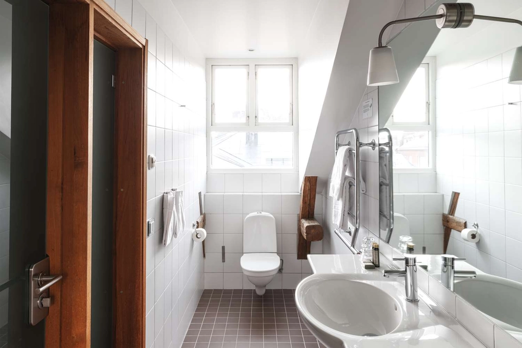Guest room bath